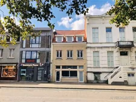 polyvalent huis met handelsgelijkvloers en aparte inkom naar
