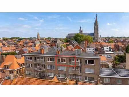 appartement de deux chambres à rénover et équipé d'un parkin