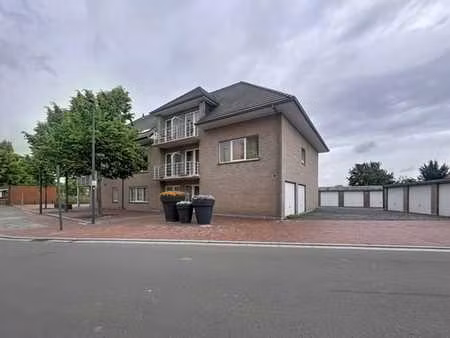 rez-de-chaussée 2 chambres idéalement situé sur une place ca
