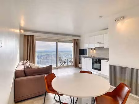 studio avec une terrasse ensoleillée et une belle vue dégagé