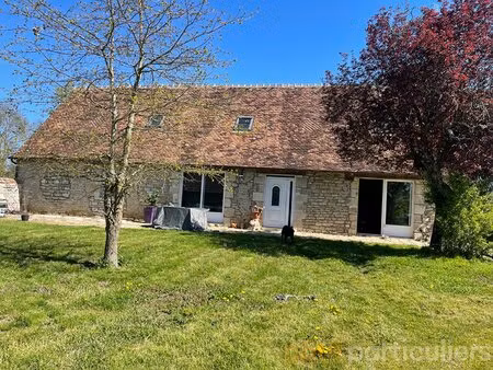 longere t6 sur 7 985 m² au bout du chemin proche d' un cours d' eau