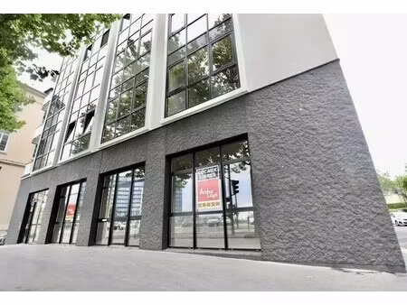 location commerce 70 m²