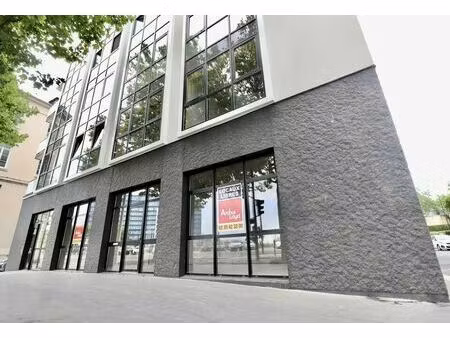 location commerce 70 m²