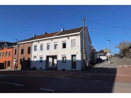immeuble de rapport comprenant des bureaux et 1 appartement