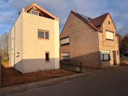 maison rénovée avec goût à finir selon vos goûts  4 chambres