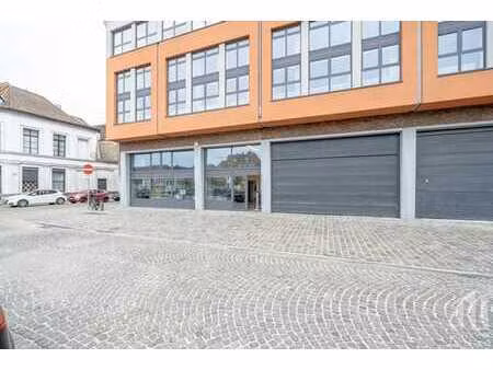 atelier-commerce le long des quais.