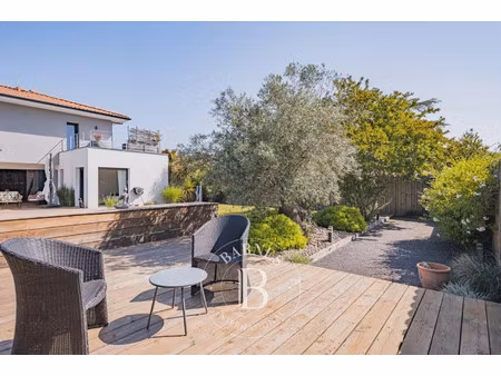 maison de luxe à vendre dans le quartier aiguillon-port