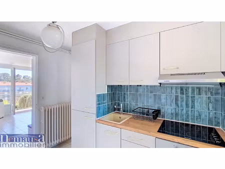 t3 lumineux avec balcon 1er étage (6 marches) stationnement 
