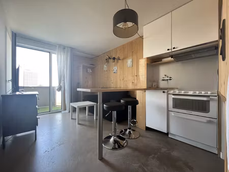 studio refait à neuf - dernier étage - barrière d'arès
