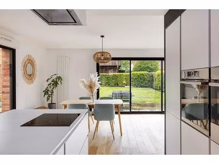 maison cubique contemporaine au coeur d'un environnement verdoyant