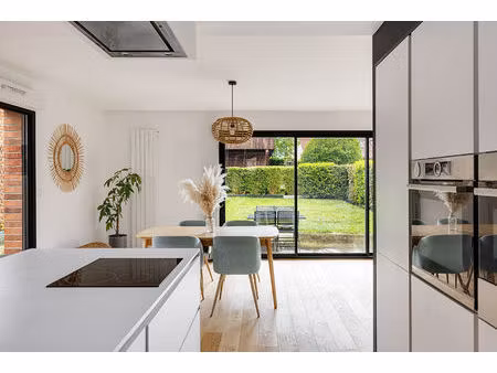 maison cubique contemporaine au coeur d'un environnement verdoyant