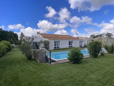 maison de 191 m2 avec piscine à proximité de saint-gilles-