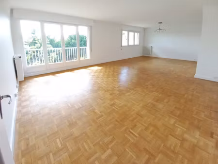 beau 4 pièces avec balcons lumineux dans le quartier des but