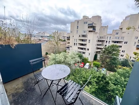 studio et coin meublée avec balcon