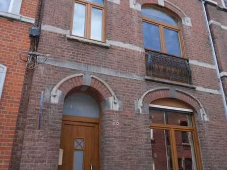 grande maison de caractère avec 4 à 5 chambres et cour