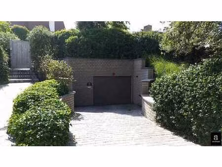 parking facilement accessible dans l'elizabetlaan près du bi