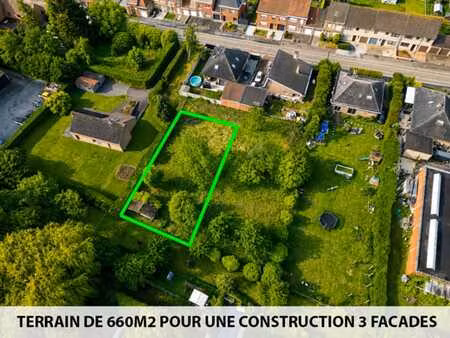 terrain de 660m2 pour une construction 3 façades !