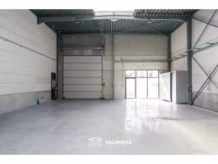 nieuw bedrijfsgebouw (± 240m²) met sanitair en parking...