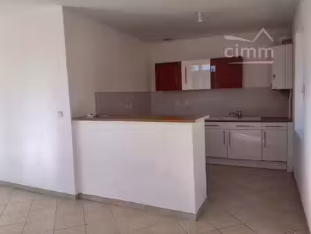 grand t3 avec terrasse et jardin à louer à st barthelemy de vals