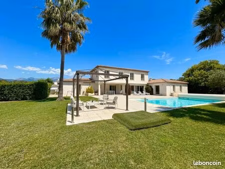villa néo-provençale 220 m² — 5 chambres — piscine — au calme