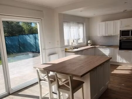 maison avec jardin dans un quartier résidentiel et sécurisé
