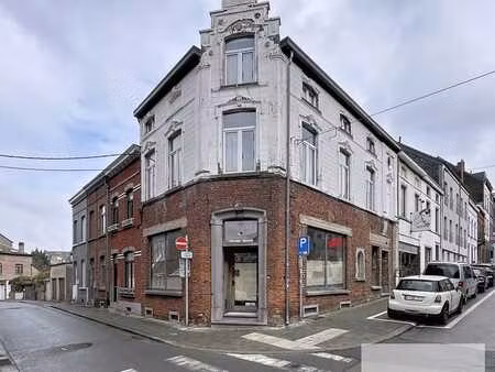 maison de commerce à rénover  située dans une rue passante p