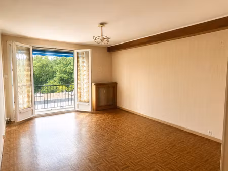 appartement type iv - balcon - dernier étage