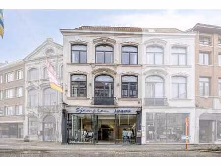 propriété commerciale unique  appartement et entrepôt à vend