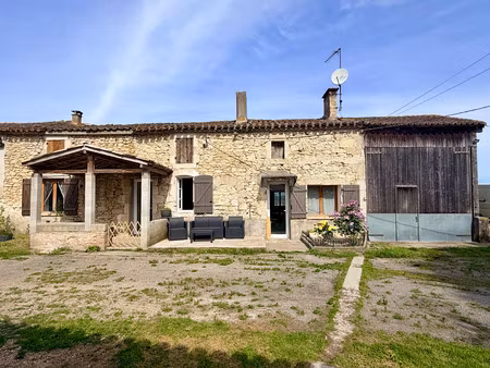 maison de charme en pierre de plain-pied sur 1 9 hectare avec piscine et dépendances