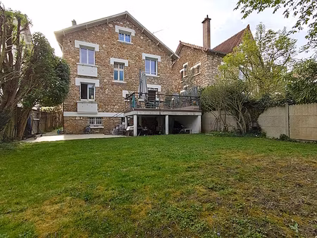 une meulière en plein village !