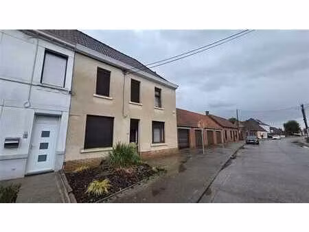 grande maison avec 4 garages et un joli jardin.