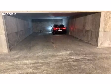 grand garage box fermé de 4 places
