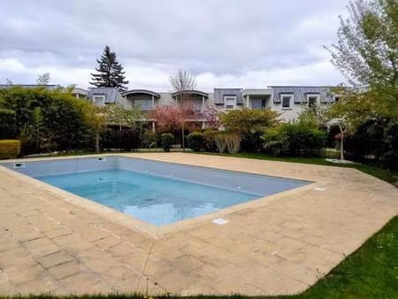 appartement avec grand balcon et piscine