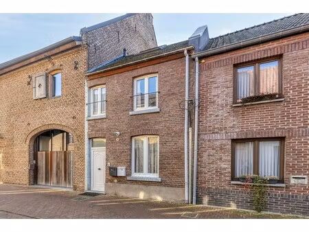 op te frissen woning in hartje maaseik