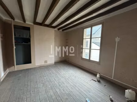 immeuble comprenant un logment et un local commercial