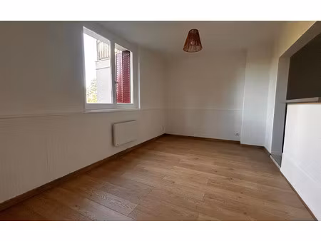 location appartement  m² t-2 à tassin-la-demi-lune  750 €