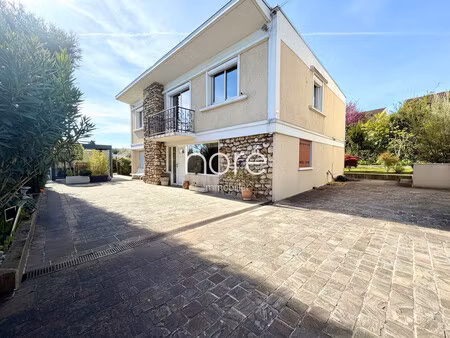 maison individuelle - jardin avec pergola bioclimatique