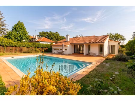 maison de 214m2 avec jardin patio piscine