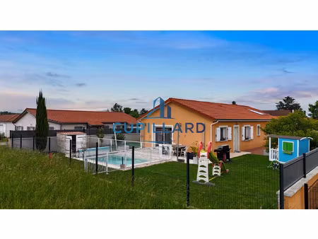 villa récente de plain-pied avec piscine - vue côte roannais