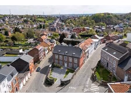 appartement avec jardin et parking à rénover à votre goût.