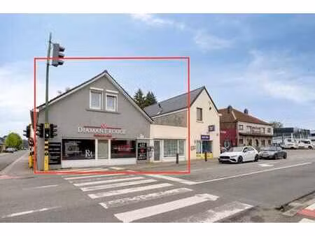 maison de commerce avec bonne visibilité et parking privé