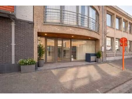 multifunctioneel handelspand met vitrine aan het nieuwe m...