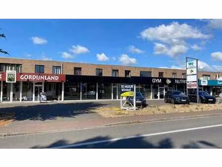 magasin en bord de route à louer dans un emplacement visibl