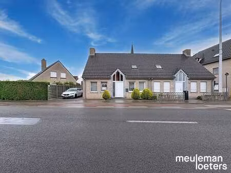 maison semi-ouverte spacieuse avec trois chambres
