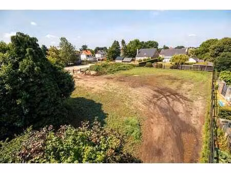 uitstekend gelegen perceel hooiland in woongebied.