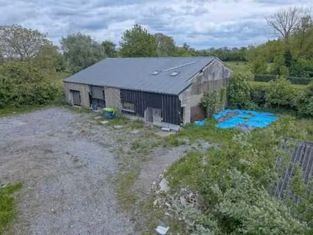 hangar polyvalent à régulariser avec terrain de 13 ares