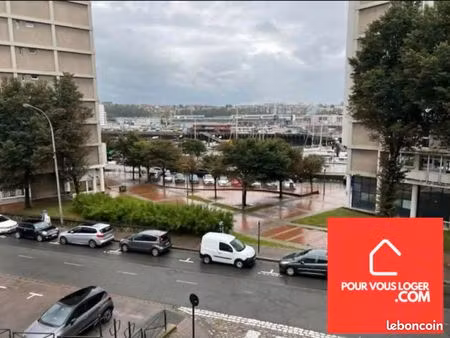 un appartement face au port