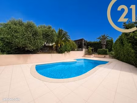 villa 4 pièces 121 m²