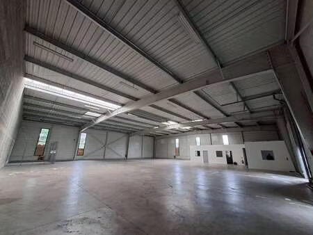 vente bureaux et commerces à la roche-sur-yon zone est (85000) : à vendre / 859m² la roche
