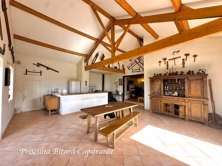 maison de caractère offrant de beaux volumes et un potentiel rare avec dépendances